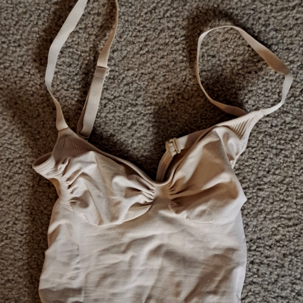 MEDIUM    SKIMS SEAMLESS SCULPTING THONG BODYSUIT - Picture 5 of 8